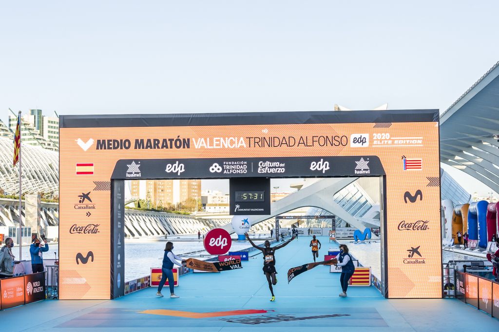 Kibiwott Kandie logra un nuevo récord del mundo (57:32) en el Medio Maratón Valencia